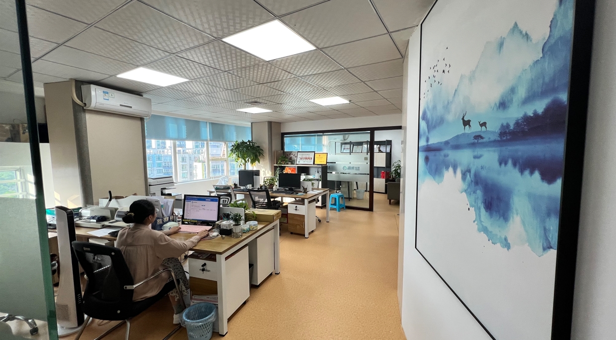 珠海源来科技有限公司办公环境，现代化办公室内景，员工在工作，蓝色背景，明亮自然光